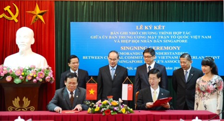 การพบปะหารือในระดับสูงระหว่างแนวร่วมปิตุภูมิเวียดนามกับสมาคมประชาชนสิงคโปร์